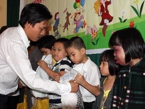 岘港市橙毒剂儿童受害者接受礼物